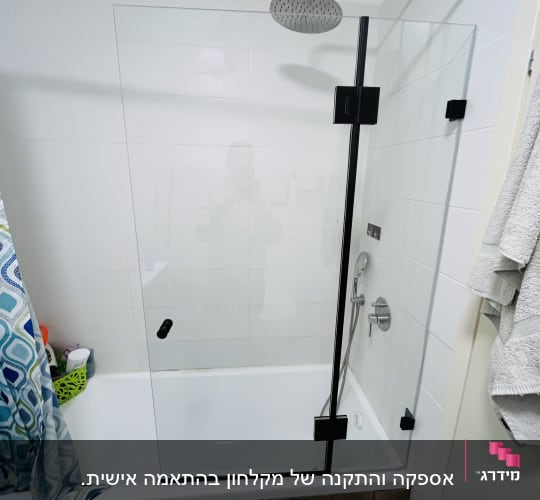 מקלחת עם ראש גשם ודלת זכוכית